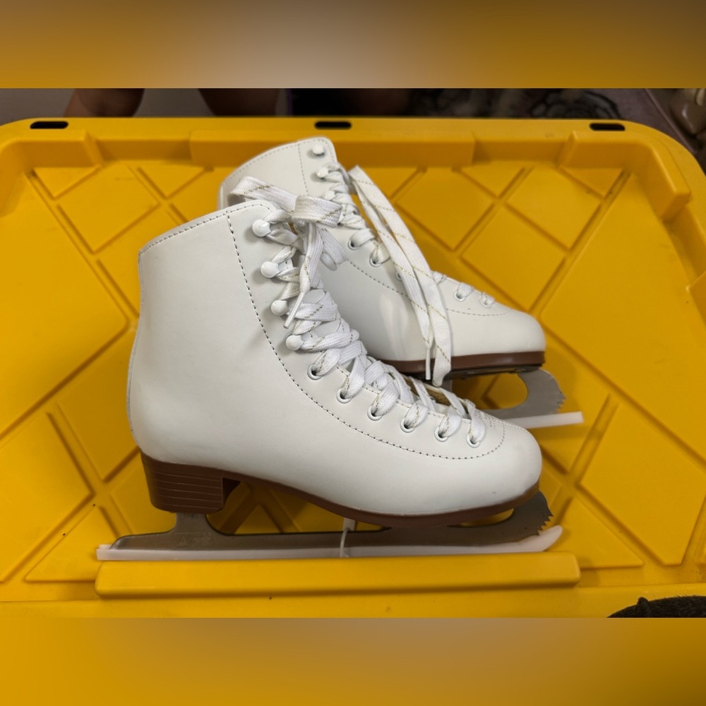 DBX Women's Traditional Ice Skate ‘20